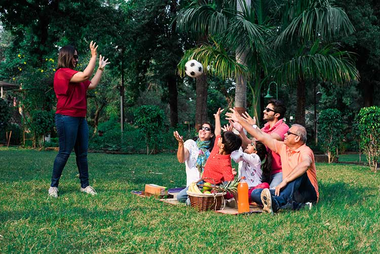 6 Interesting Games For Picnic With Family
